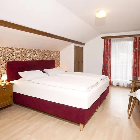 Tyrol Apartman *